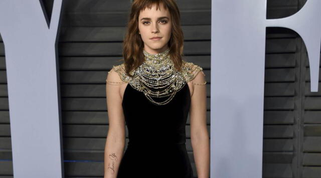 Emma Watson luce tatuaje de movimiento Time’s Up en el brazo