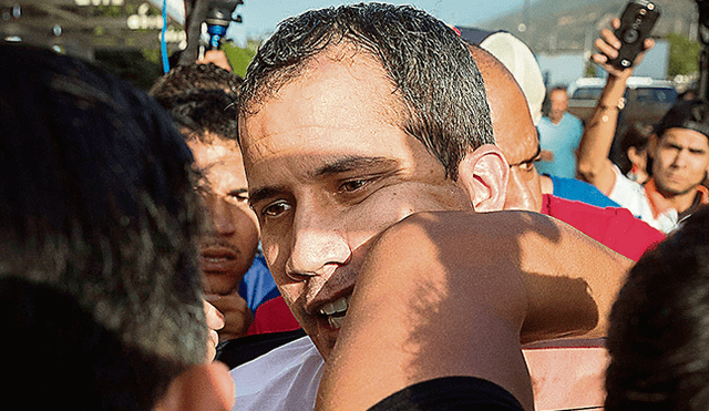 Agredido. Juan Guaidó recibió golpes de portátil chavista. (Foto: EFE)