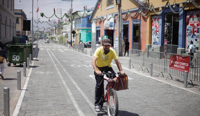 Ciclistas aprovecharon la poca presencia de personas para recorrer las calles. Foto: Rodrigo Talavera - La República
