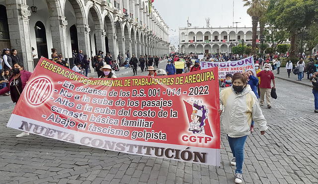 movilizaciones de tarde.  Más de 400 ciudadanos se volcaron a las calles para exigir nuevas elecciones. Otros abogaron por la libertad de Pedro Castillo retenido por dar un golpe de Estado.