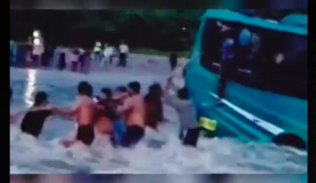 Piura: bus con 41 pasajeros fue arrastrado al intentar cruzar la quebrada río Seco| VIDEO