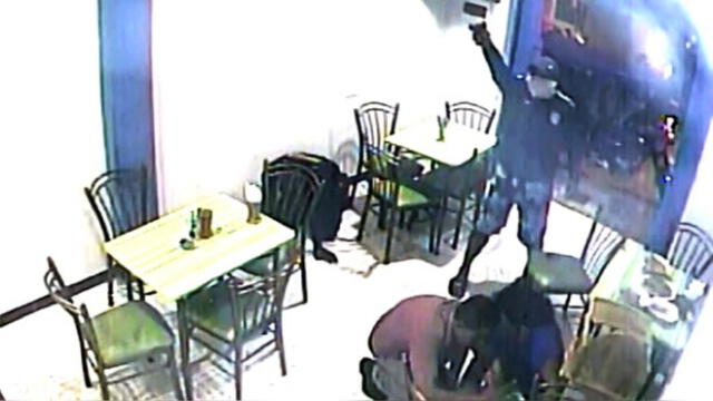 Delincuentes armados asaltan en menos de un minuto conocido restaurante de Tumbes [VIDEO]