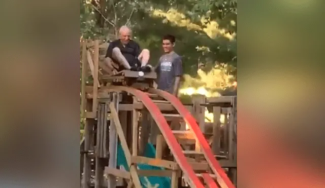 El joven, con la ayuda de su abuelo, logró construir una montaña rusa en su patio trasero. Foto: Twitter / @NBC10_Sam