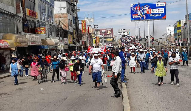 Comerciantes de la plataforma Avelino Cáceres en Arequipa. Foto: Quatro Tv.