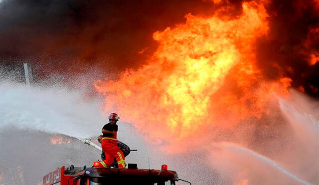 Los bomberos acudieron rápidamente para contener un nuevo incendio que sufre el puerto de Beirut. Foto: EFE