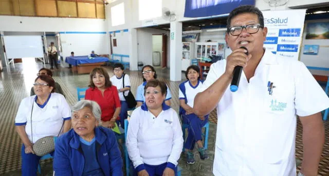 Tacna: Médico interpreta canciones del recuerdo a sus pacientes para combatir el estrés
