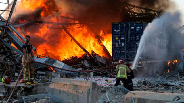 Extinguen el fuego en el lugar de una explosión en el puerto de Beirut, la capital, el 4 de agosto de 2020. Foto: AFP.