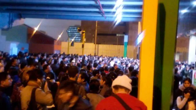 Metro de Lima: Pasajeros caminan por rieles del tren por falla técnica de uno de los transportes [VIDEO y FOTOS]