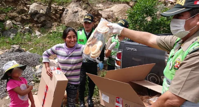 Policía de Arequipa entrega alimentos a personas de escasos recursos en Mariano Melgar