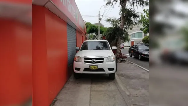 #YoDenuncio: vehículo utiliza vereda como estacionamiento