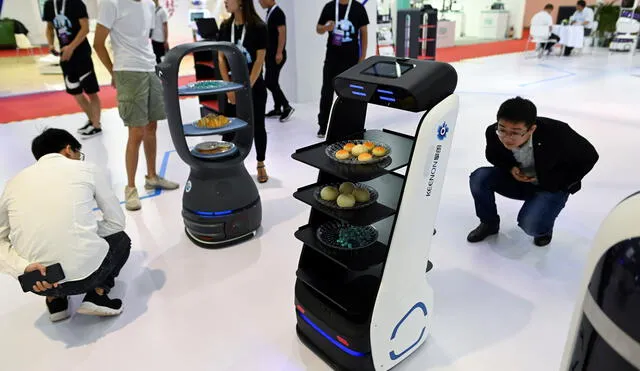 Robots meseros son parte del "personal" en algunos restaurantes de China.