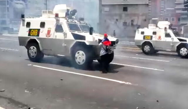 Venezuela: mujer se enfrentó a tanqueta en marcha contra Nicolás Maduro [VIDEO]