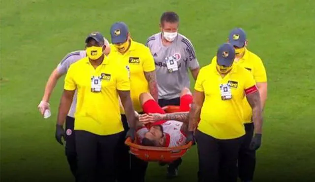 Paolo Guerrero tuvo que abandonar el campo en camilla tras sufrir un fuerte choque. Foto: Captura TV/Premiere.