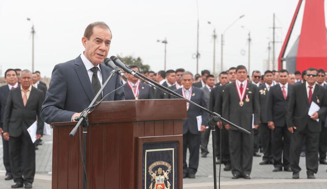 Walter Martos, ministro de Defensa, presidió la ceremonia junto al ministro del Interior, Carlos Morán. Foto: Andina.