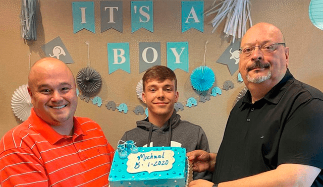 Michael de 17 años al lado de sus padres adoptivos: Chad y Paul Beanblossom. (Foto: ABC)