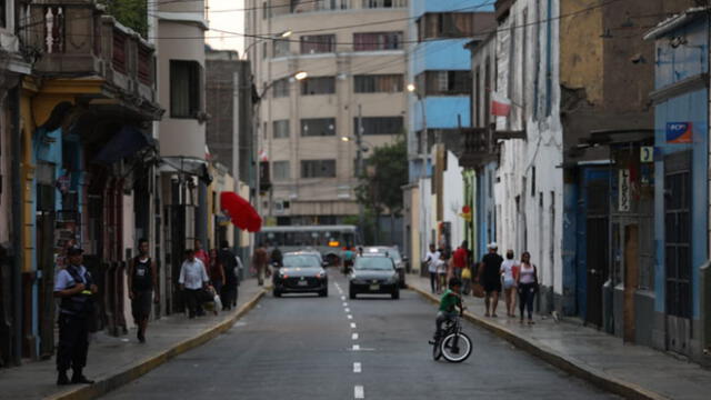 Algunas calles del Centro de Lima lucen menos vacías que un fin de semana habitual. Ciudadanos esperan pronunciamiento de presidente a las 8 de la noche. (Foto: Aldair Mejía)