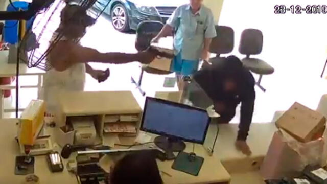 Hombre dispara a quemarropa a ladrón que se distrajo por robar el dinero de negocio [VIDEO]