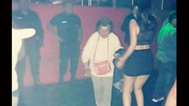 Abuela entra a discoteca a buscar a su nieta para que cuide a su bebé [FOTO]