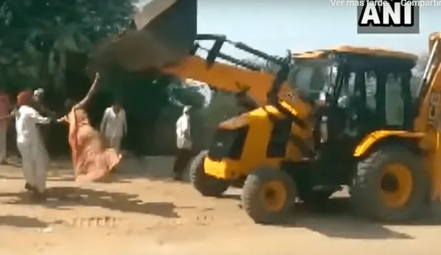 Anciana se enfrenta y vence a una excavadora para que no derrumbe su casa [VIDEO]