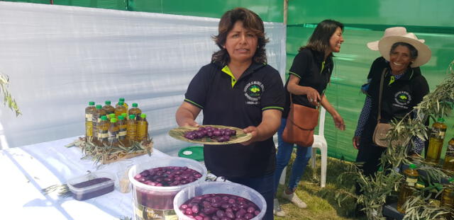 Las damas cuentan con un stand en el Festival de la Aceituna, organizado por la Dirección Regional de Agricultura. Foto: Liz Ferrer