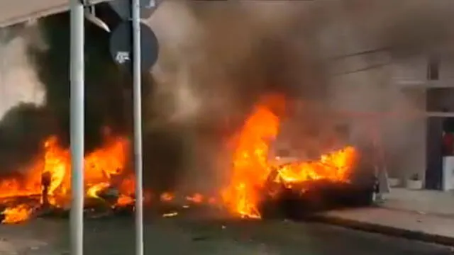 Usuario logró captar el momento en que los vehículos arden en llamas. Foto: Twitter