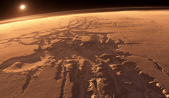 Científicos hallan un lago de agua líquida en superficie de Marte 