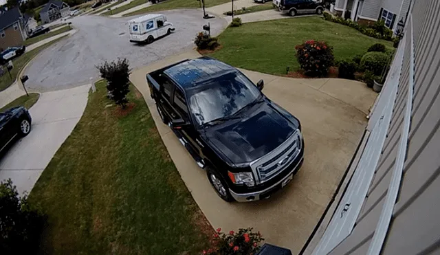 Cartero olvidadizo no pone freno de mano a su auto y termina ocurriendo lo peor [VIDEO]