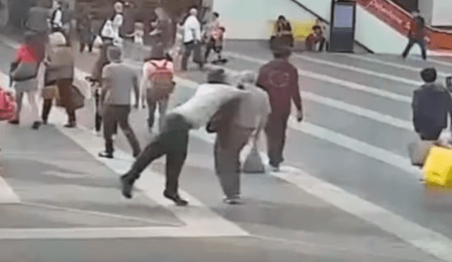 YouTube: sujeto agrede brutalmente a anciano en estación de tren [VIDEO]