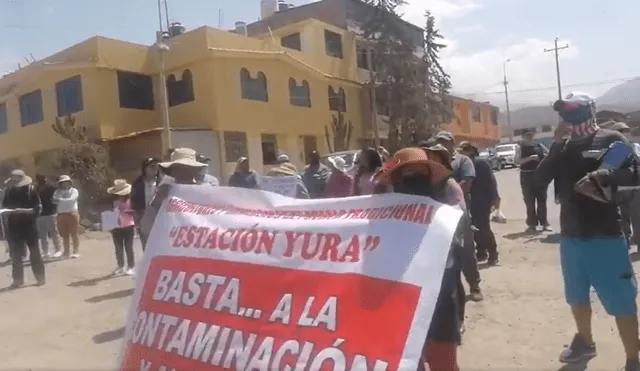 Pobladores protestan frente a la empresa de cementos Yura. Foto: Captura de video/Radio Yaraví