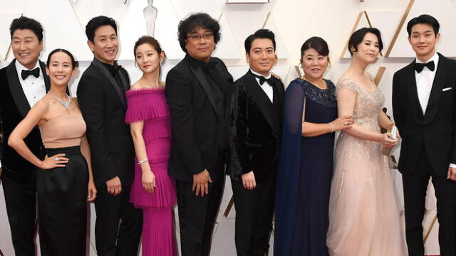 El elenco de Parasite posa en la Red Carpet de los Oscar 2020 junto a su director Bong Joon Ho