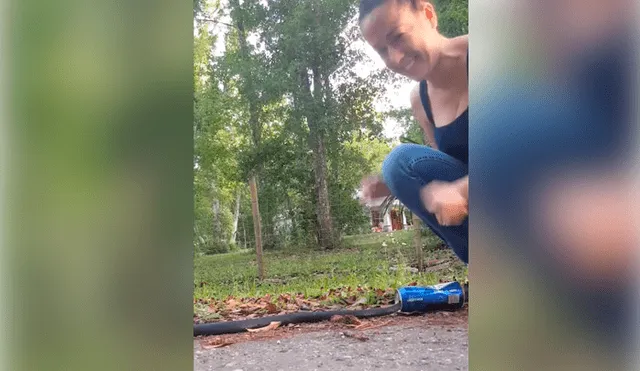 YouTube viral: temible serpiente queda atrapada y temerosa mujer realiza lo impensado [VIDEO]
