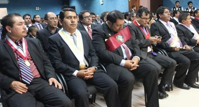 Gobernador de Apurímac se queda dormido en plena ceremonia