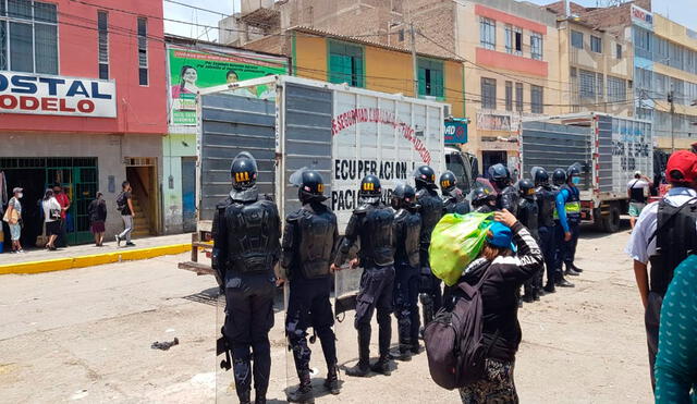 Autoridades llegaron a decomisar objetos en la calle Manuel Pardo. Foto: La República