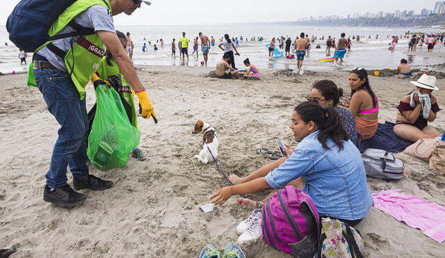 Venezolanos limpian playas