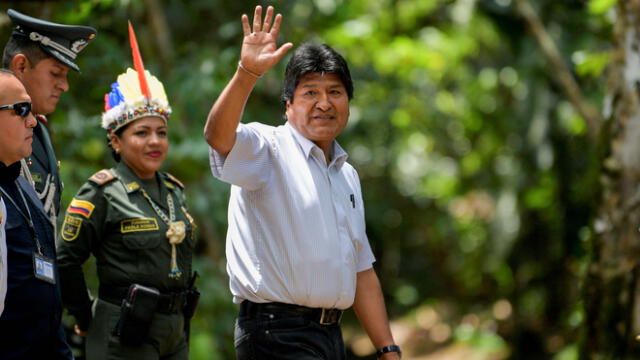 El presidente de Bolivia, Evo Morales, saluda cuando llega a la Cumbre Presidencial para el Amazonas en la Universidad Nacional de Leticia, departamento de Amazonas, Colombia, el 6 de septiembre de 2019.
