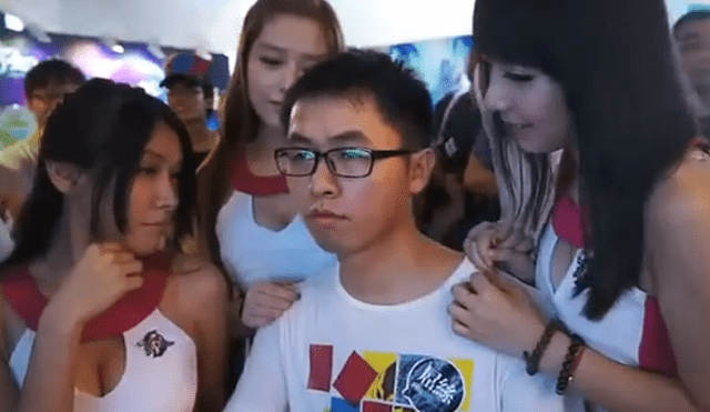 Video es viral en Facebook. Un grupo de chicas rodeó a un joven para que pierda su juego; sin embargo, el 'gamer’ ni se inmutó con su presencia. Foto: Captura.