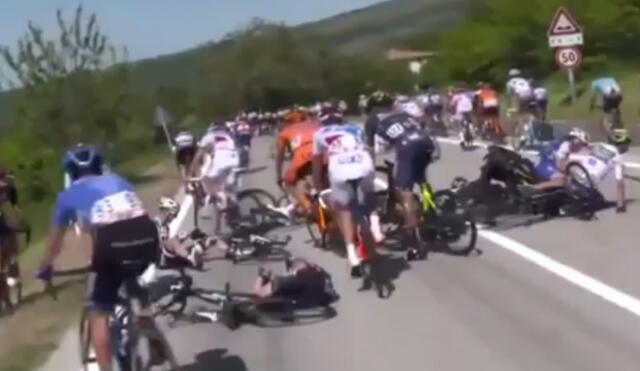 YouTube: Motocicleta de policía mal estacionada fue el causante de un masivo accidente en el Giro de Italia 