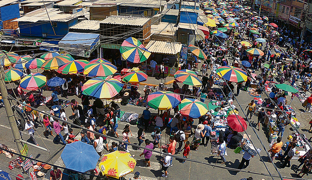 Situación incontrolable. Los ambulantes lograron instalar la Feria Navideña en el mercado Modelo de Chiclayo.