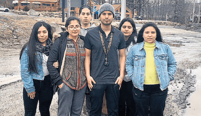 Atrapados. Al centro, Vieri Lazo Meza con un grupo de compatriotas del programa Work & Travel en Estados Unidos que se quedaron en el aire al cerrar sus trabajos.