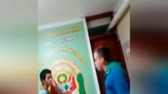 Venezolano golpea a su compatriota porque le intentó robar. Créditos: Captura Panamericana Televisión.
