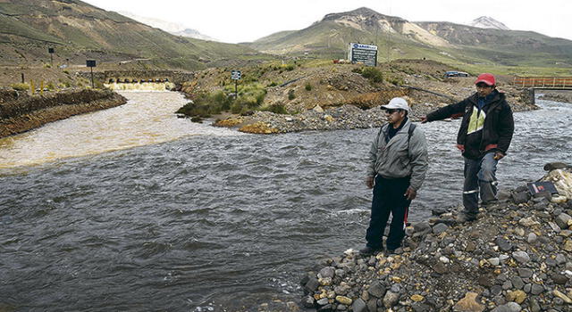 PRUEBAS. Arasi contamina cada segundo río Llallimayo.