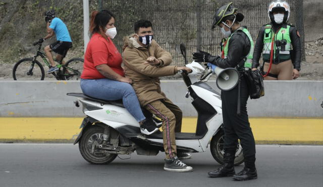 Entre adultos y menores de edad, decenas acudieron a playas, pero algunos sin tomar las precauciones del caso. Foto: Jhon Reyes / La República