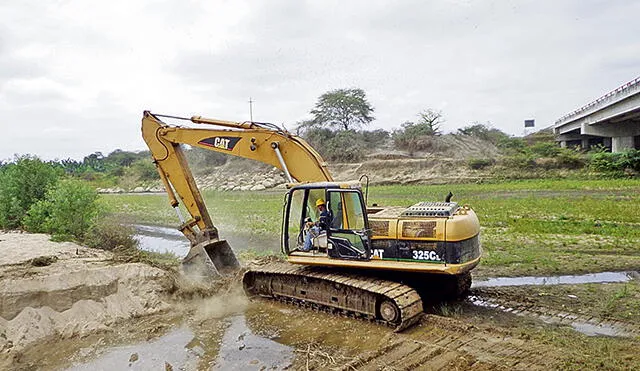 En forma acelerada avanzan trabajos de descolmatación en río Zarumilla de Tumbes