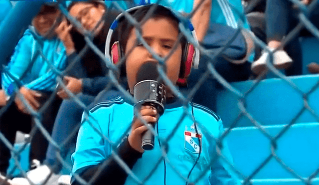 Un niño con audífonos y micrófono fue captado narrando el partido entre Sporting Cristal y Ayacucho FC. | Foto: Gol Perú