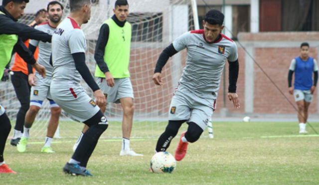 Alexis Arias durante un partido de práctica en el colegio Santa María en Lima