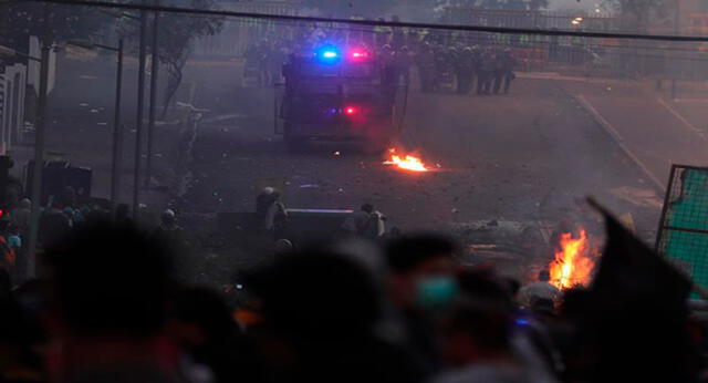 En Quito se vivió otra intensa jornada de enfrentamientos entre policías y manifestantes. Foto: EFE