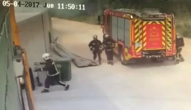 YouTube: fuerte explosión expulsa a bomberos que acudieron a sofocar voraz incendio