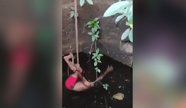 Desliza hacia la izquierda para ver el momento en que un osado hombre atrapa a una serpiente pitón, escena viral de YouTube.