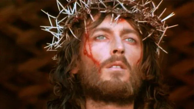 Así luce Robert Powell, el actor que interpretó a Cristo en 'Jesús de Nazareth'