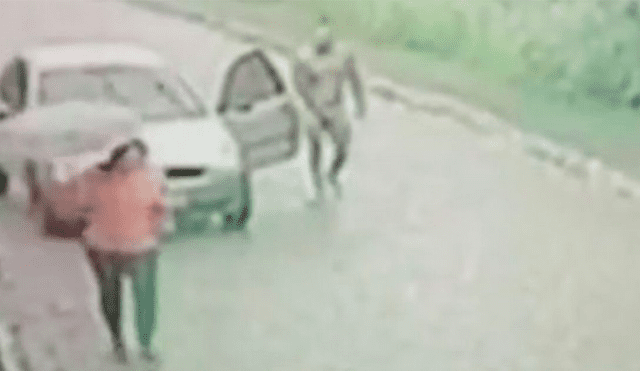 Hombre desnudo persigue e intenta violar a mujer en una carretera desierta [VIDEO]